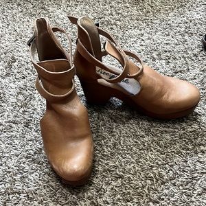 Icky Brand Tan Cognac color clog booties
